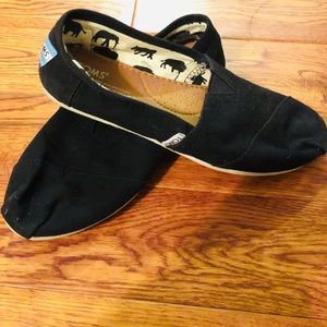 Women’s black toms